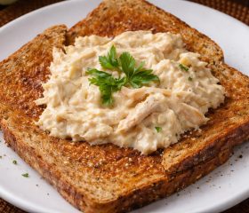 Creamed chicken on toast