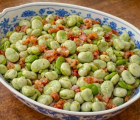 Broad beans with bacon